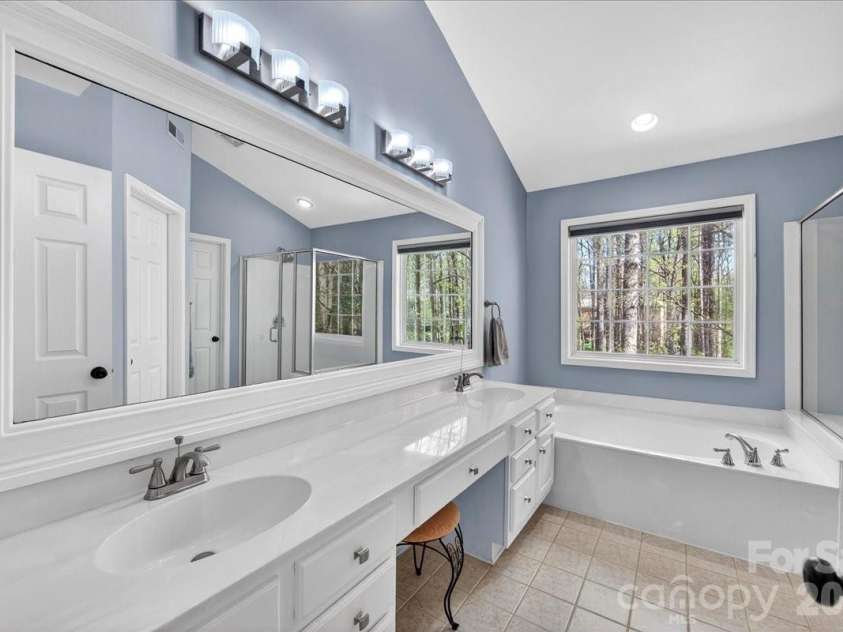 12532 Overlook Mountain Drive, Charlotte, NC 28216.  MLS# CAR4369521, YatesRealty ID 32214. Primary Bath
