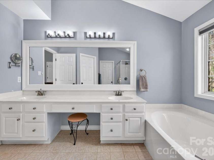 12532 Overlook Mountain Drive, Charlotte, NC 28216.  MLS# CAR4369521, YatesRealty ID 32214. Primary Bath