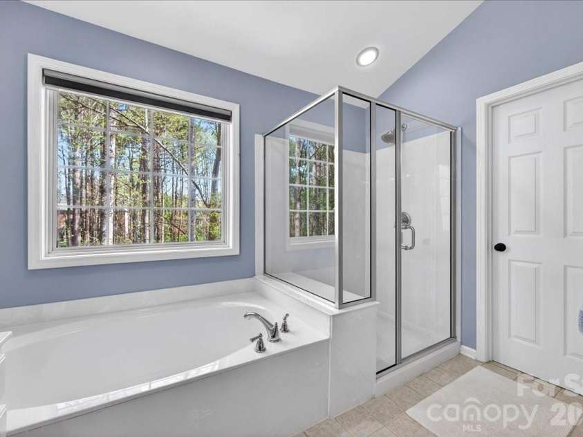 12532 Overlook Mountain Drive, Charlotte, NC 28216.  MLS# CAR4369521, YatesRealty ID 32214. Primary Bath