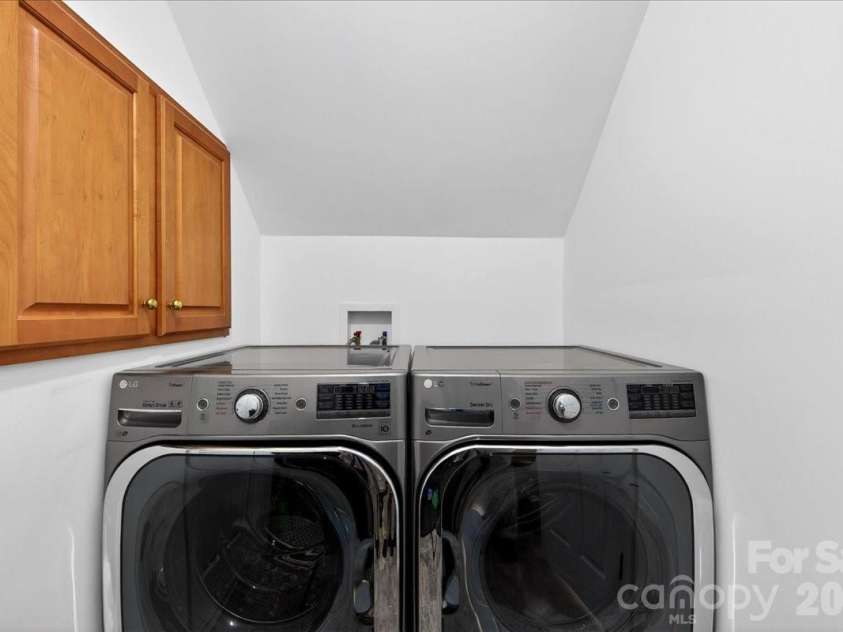 12532 Overlook Mountain Drive, Charlotte, NC 28216.  MLS# CAR4369521, YatesRealty ID 32214. Upper Laundry Room