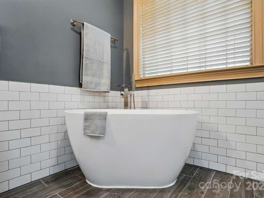 1705 Townsend Lane, Rock Hill, SC 29730.  MLS# CAR4260528, YatesRealty ID 32214. Soaking tub in primary bedroom