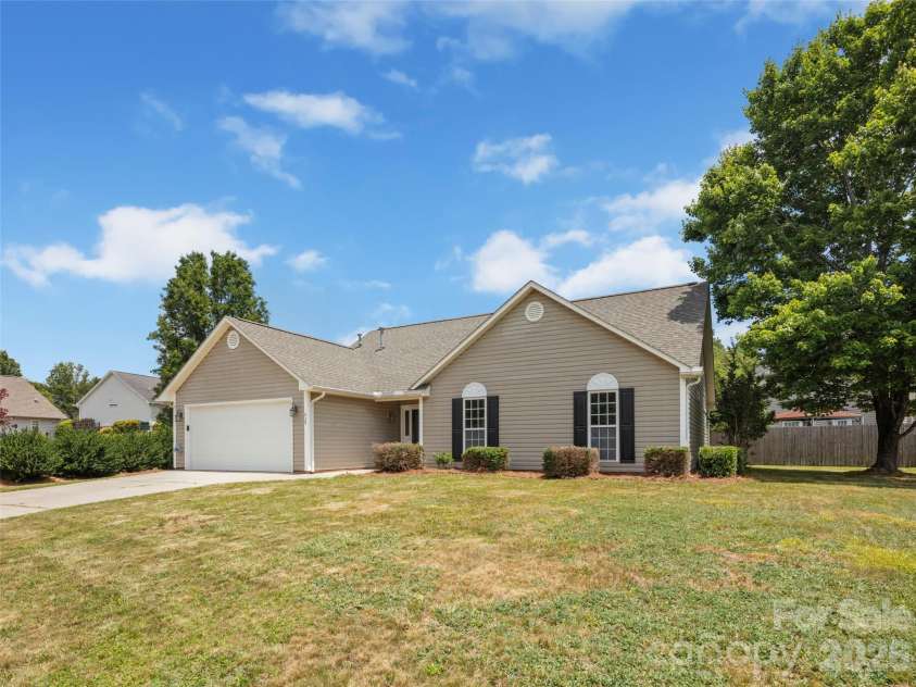 439 Glensprings Drive, Fletcher, NC 28732.  MLS# CAR4393124, YatesRealty ID 32215. Welcome to  439 Glensprings Drive