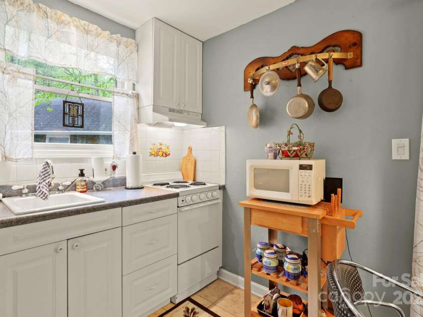 751 Millers Pond Lane, Boone, NC 28607.  MLS# CAR4258831, YatesRealty ID 32216. Guest Cottage Kitchenette