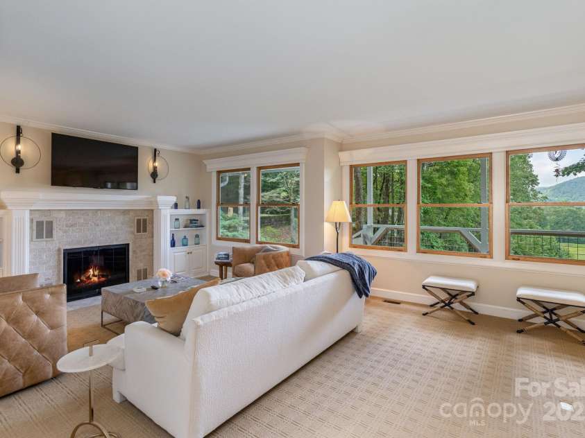 40 Blackberry Trail, Sapphire, NC 28774.  MLS# CAR4285870, YatesRealty ID 32220. 