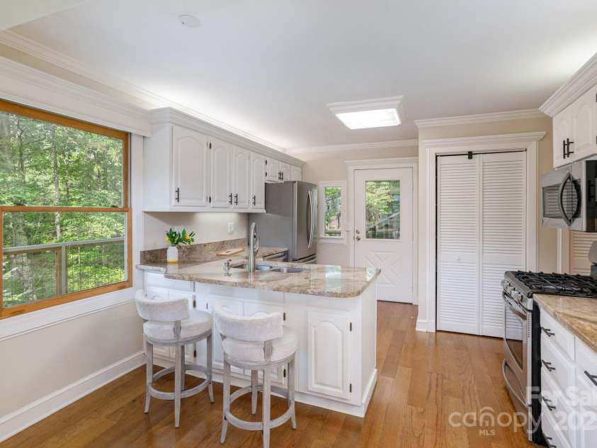 40 Blackberry Trail, Sapphire, NC 28774.  MLS# CAR4285870, YatesRealty ID 32220. 