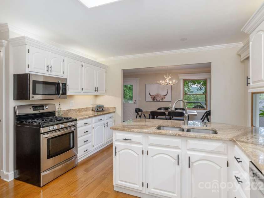 40 Blackberry Trail, Sapphire, NC 28774.  MLS# CAR4285870, YatesRealty ID 32220. 