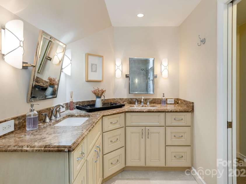 40 Blackberry Trail, Sapphire, NC 28774.  MLS# CAR4285870, YatesRealty ID 32220. 