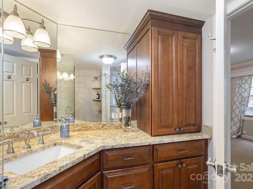 40 Blackberry Trail, Sapphire, NC 28774.  MLS# CAR4285870, YatesRealty ID 32220. 