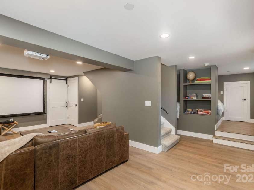 40 Blackberry Trail, Sapphire, NC 28774.  MLS# CAR4285870, YatesRealty ID 32220. 