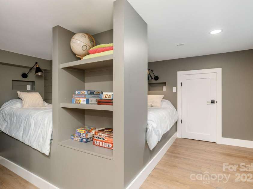 40 Blackberry Trail, Sapphire, NC 28774.  MLS# CAR4285870, YatesRealty ID 32220. 