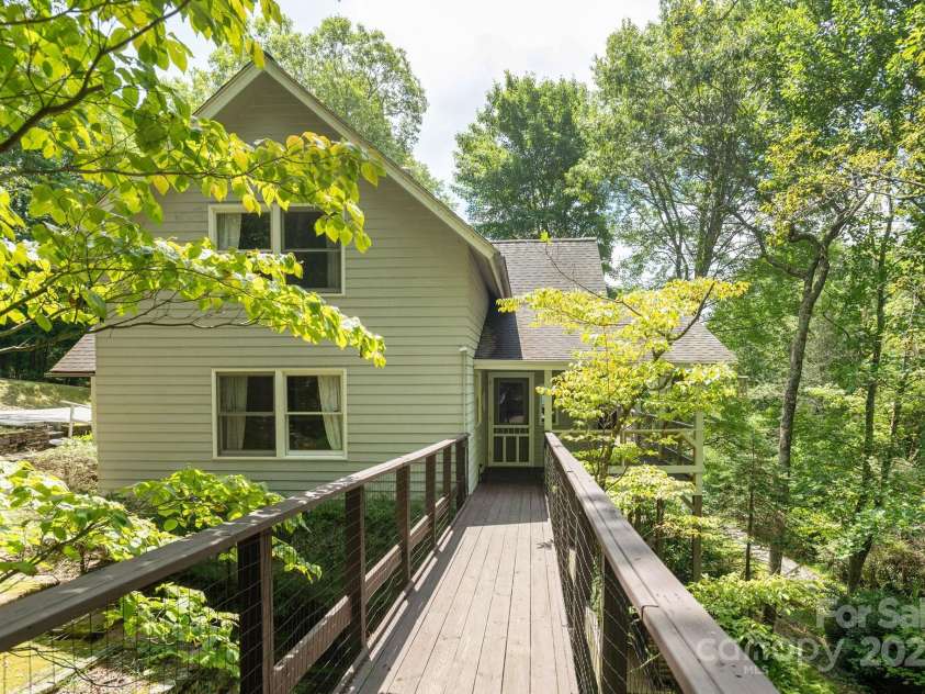 40 Blackberry Trail, Sapphire, NC 28774.  MLS# CAR4285870, YatesRealty ID 32220. 