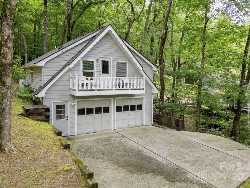 40 Blackberry Trail, Sapphire, NC 28774.  MLS# CAR4285870, YatesRealty ID 32220. 