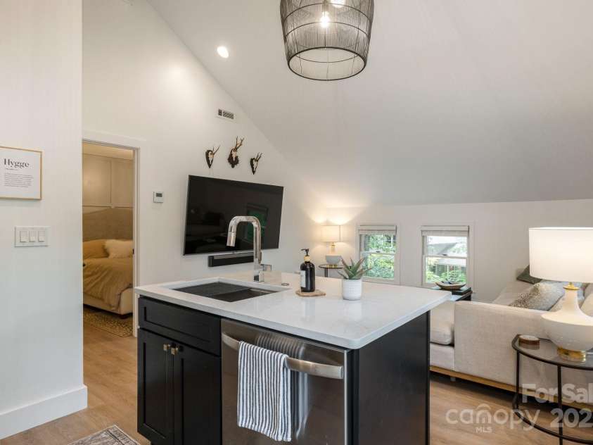 40 Blackberry Trail, Sapphire, NC 28774.  MLS# CAR4285870, YatesRealty ID 32220. 