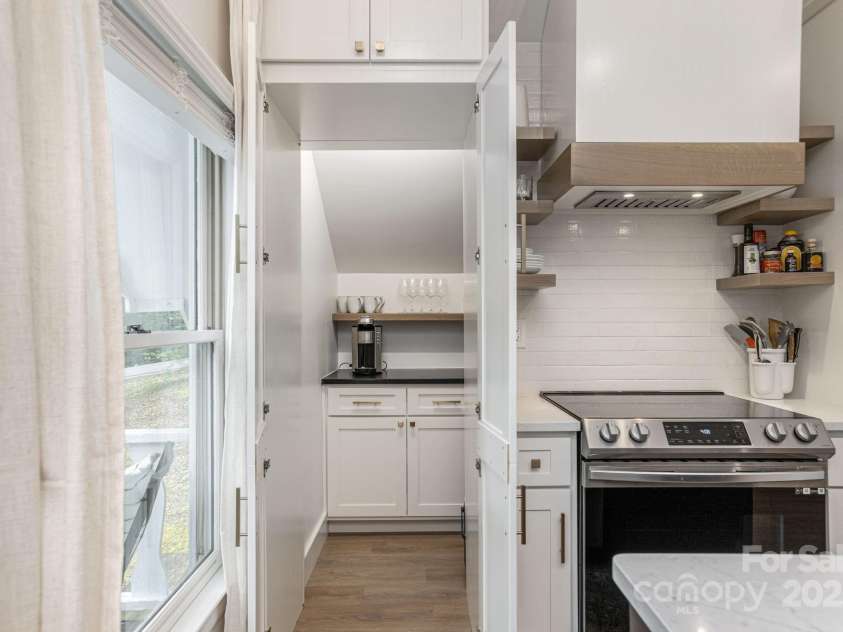 40 Blackberry Trail, Sapphire, NC 28774.  MLS# CAR4285870, YatesRealty ID 32220. 