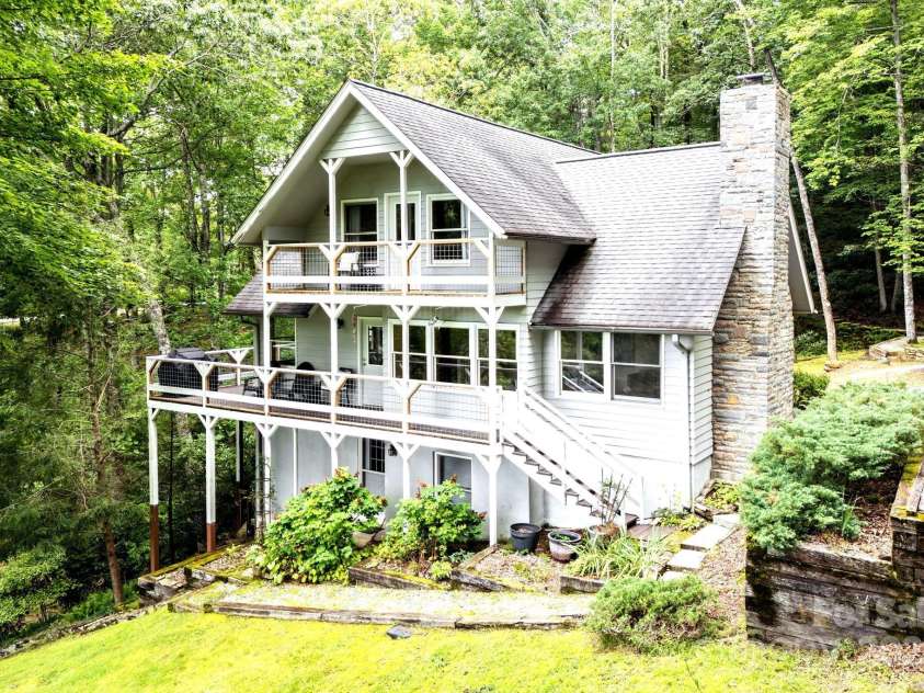 40 Blackberry Trail, Sapphire, NC 28774.  MLS# CAR4285870, YatesRealty ID 32220. 
