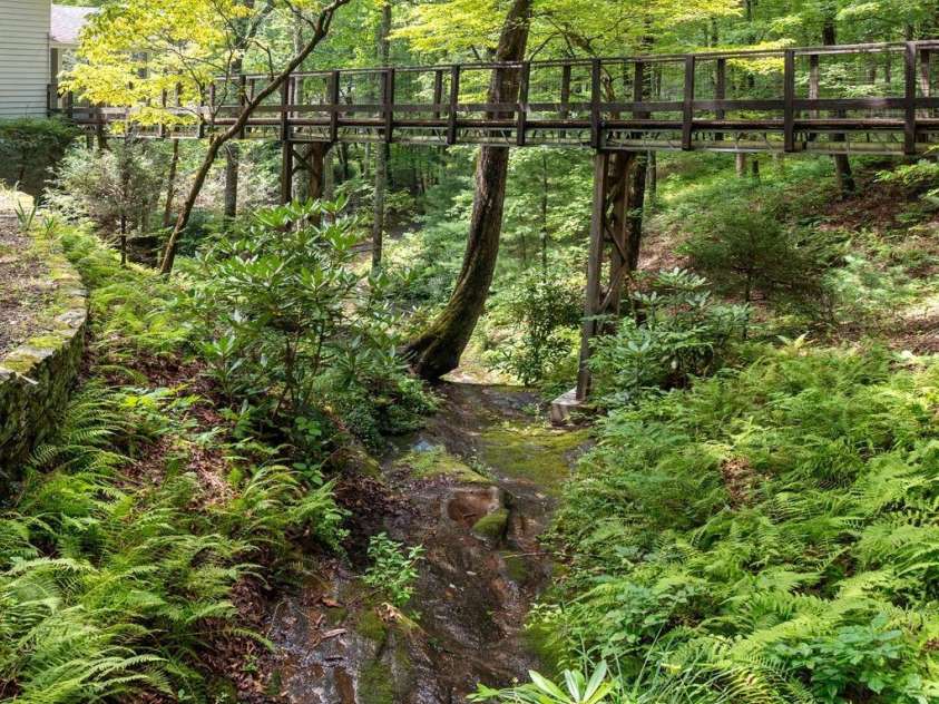 40 Blackberry Trail, Sapphire, NC 28774.  MLS# CAR4285870, YatesRealty ID 32220. 