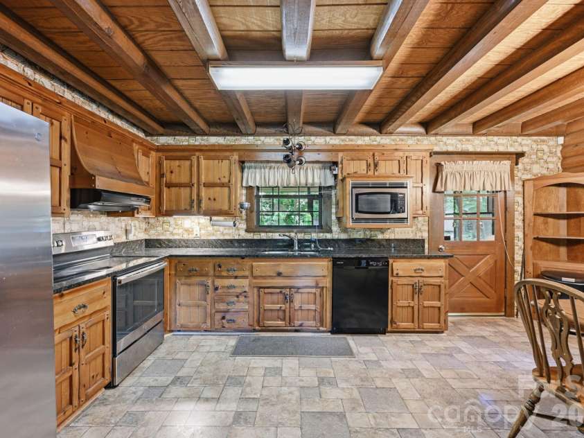6808 Linda Lake Drive, Charlotte, NC 28215.  MLS# CAR4395523, YatesRealty ID 32220. 