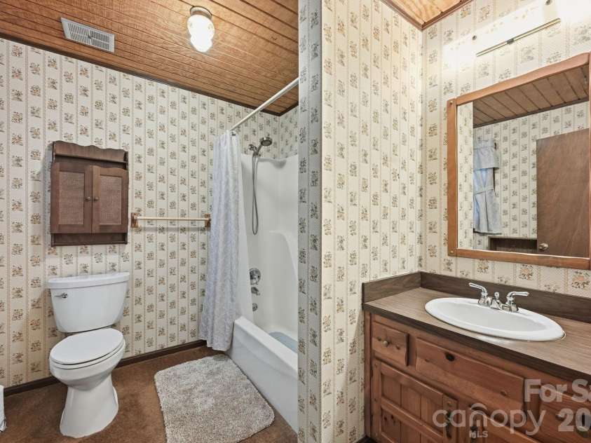 6808 Linda Lake Drive, Charlotte, NC 28215.  MLS# CAR4395523, YatesRealty ID 32220. 
