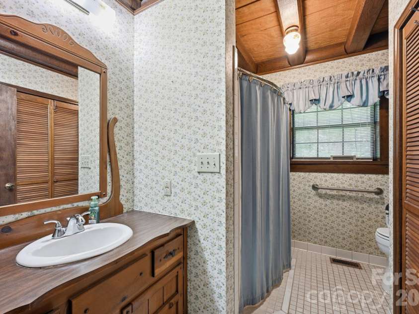 6808 Linda Lake Drive, Charlotte, NC 28215.  MLS# CAR4395523, YatesRealty ID 32220. 