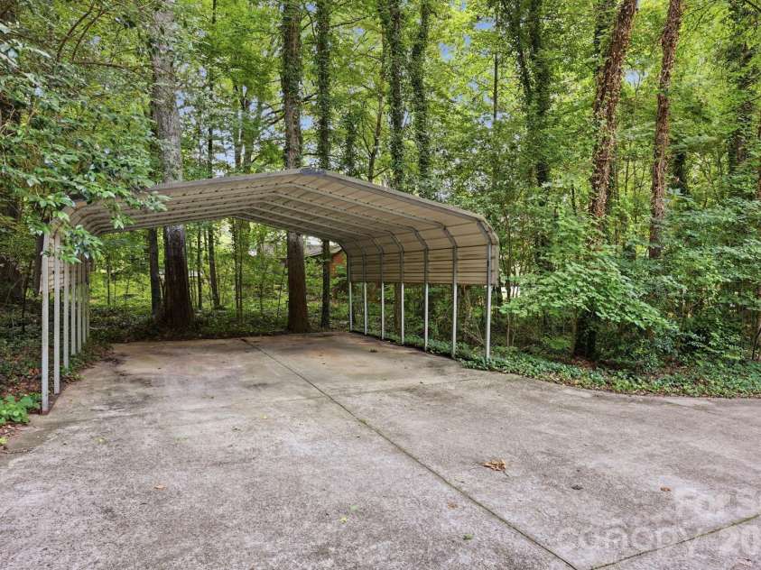 6808 Linda Lake Drive, Charlotte, NC 28215.  MLS# CAR4395523, YatesRealty ID 32220. 
