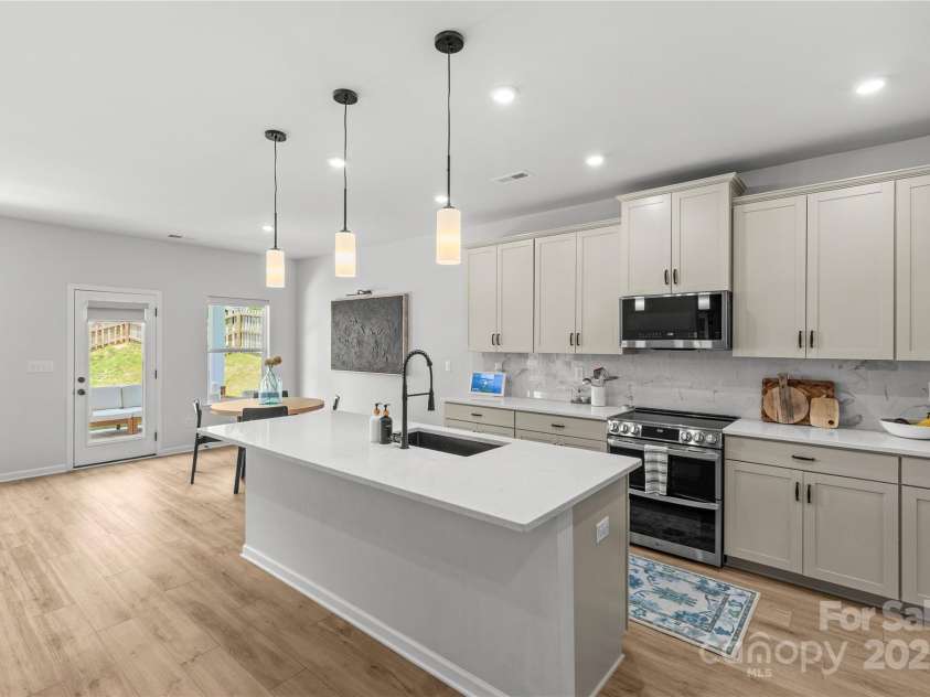 7025 Amberhouse Drive, Charlotte, NC 28212.  MLS# CAR4274626, YatesRealty ID 32222. 