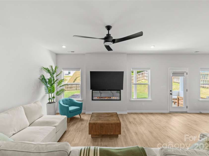 7025 Amberhouse Drive, Charlotte, NC 28212.  MLS# CAR4274626, YatesRealty ID 32222. 