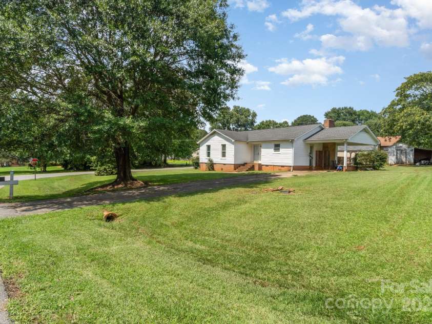4816 Buckeye Lane, Gastonia, NC 28056.  MLS# CAR4274727, YatesRealty ID 32223. 