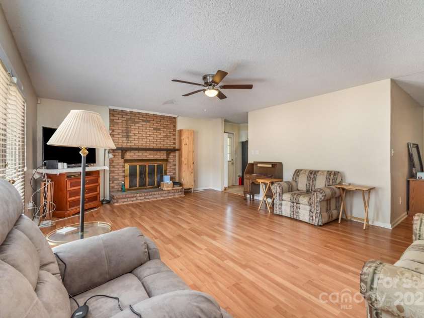 4816 Buckeye Lane, Gastonia, NC 28056.  MLS# CAR4274727, YatesRealty ID 32223. 
