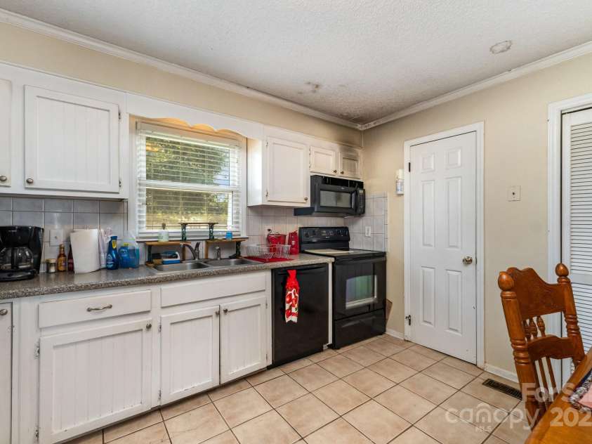 4816 Buckeye Lane, Gastonia, NC 28056.  MLS# CAR4274727, YatesRealty ID 32223. 