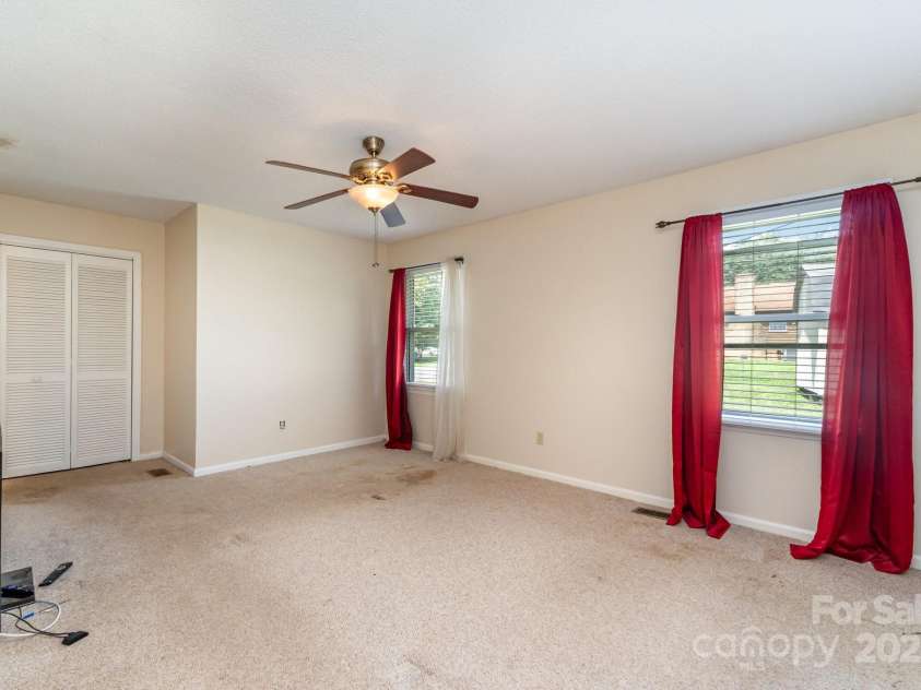 4816 Buckeye Lane, Gastonia, NC 28056.  MLS# CAR4274727, YatesRealty ID 32223. 