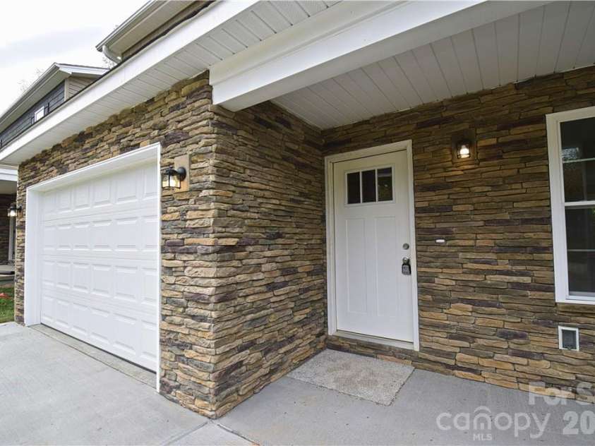 5123 Hanging Rock Court, Hickory, NC 28601.  MLS# CAR4395807, YatesRealty ID 32223. 
