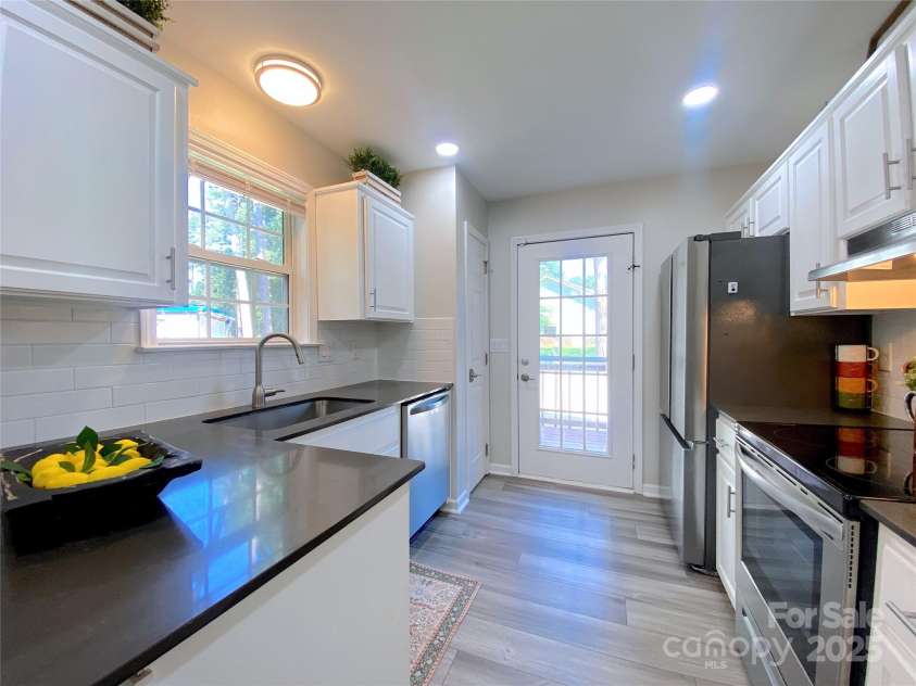 4445 Homestead Road, Rock Hill, SC 29732.  MLS# CAR4230558, YatesRealty ID 32226. Kitchen feature quartz counters & SS appliances!