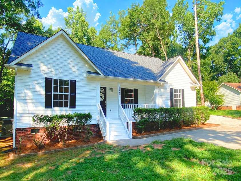 4445 Homestead Road, Rock Hill, SC 29732.  MLS# CAR4230558, YatesRealty ID 32226. Welcome Home! No HOA's on 1 acre lot!