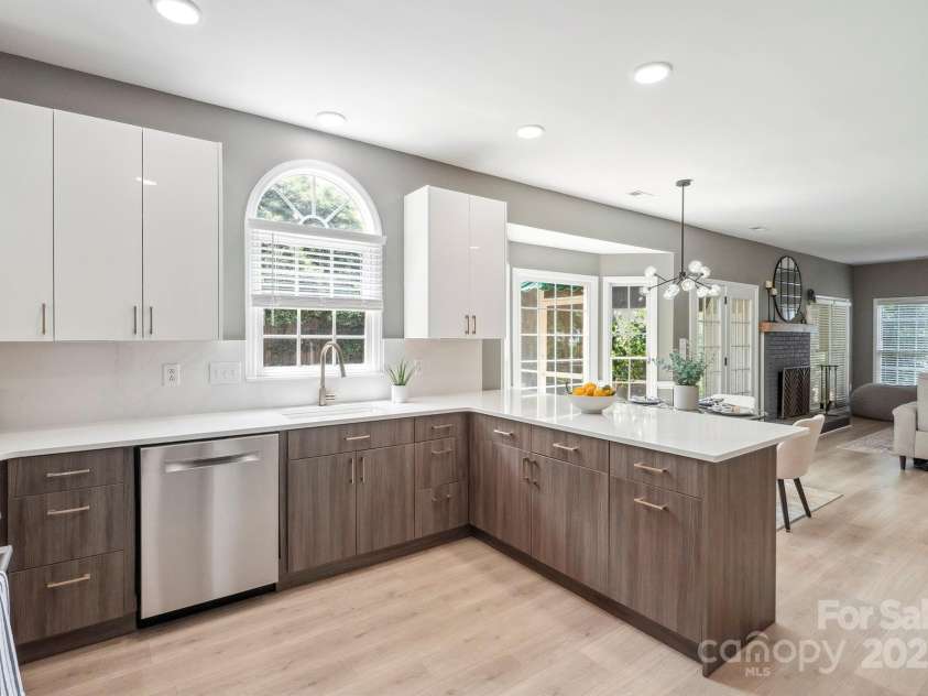 21203 Harken Drive, Cornelius, NC 28031.  MLS# CAR4253186, YatesRealty ID 32227. Gorgeous, Remodeled Kitchen offers quartz counters including breakfast bar, quartz back splash, stainless steel appliances including gas range, beautiful, modern cabinetry/drawers, coffee bar, breakfast nook with bay wi