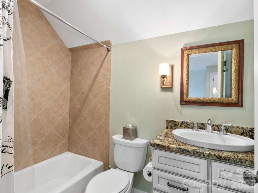 32 Lake Vista Drive, Fletcher, NC 28732.  MLS# CAR4388270, YatesRealty ID 32228. Full Bathroom (2nd Level)