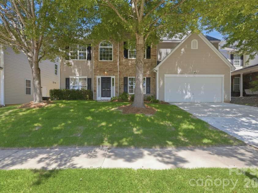 2700 Piersland Drive, Matthews, NC 28104.  MLS# CAR4390118, YatesRealty ID 32229. 