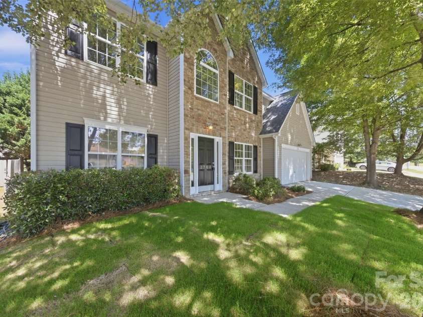 2700 Piersland Drive, Matthews, NC 28104.  MLS# CAR4390118, YatesRealty ID 32229. 