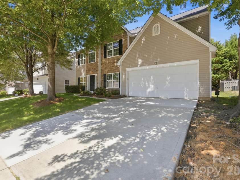 2700 Piersland Drive, Matthews, NC 28104.  MLS# CAR4390118, YatesRealty ID 32229. 