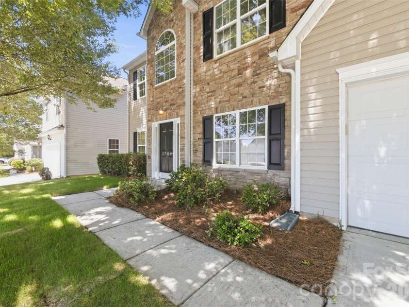 2700 Piersland Drive, Matthews, NC 28104.  MLS# CAR4390118, YatesRealty ID 32229. 
