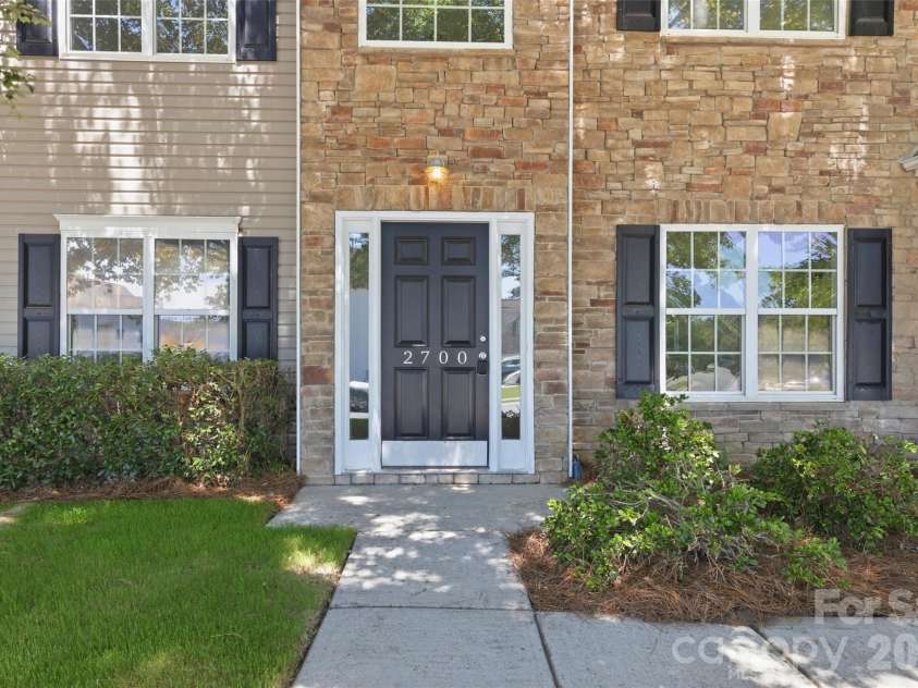 2700 Piersland Drive, Matthews, NC 28104.  MLS# CAR4390118, YatesRealty ID 32229. 