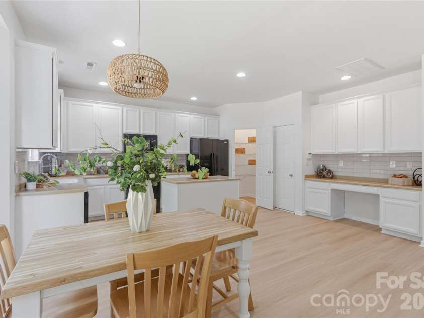 2700 Piersland Drive, Matthews, NC 28104.  MLS# CAR4390118, YatesRealty ID 32229. 