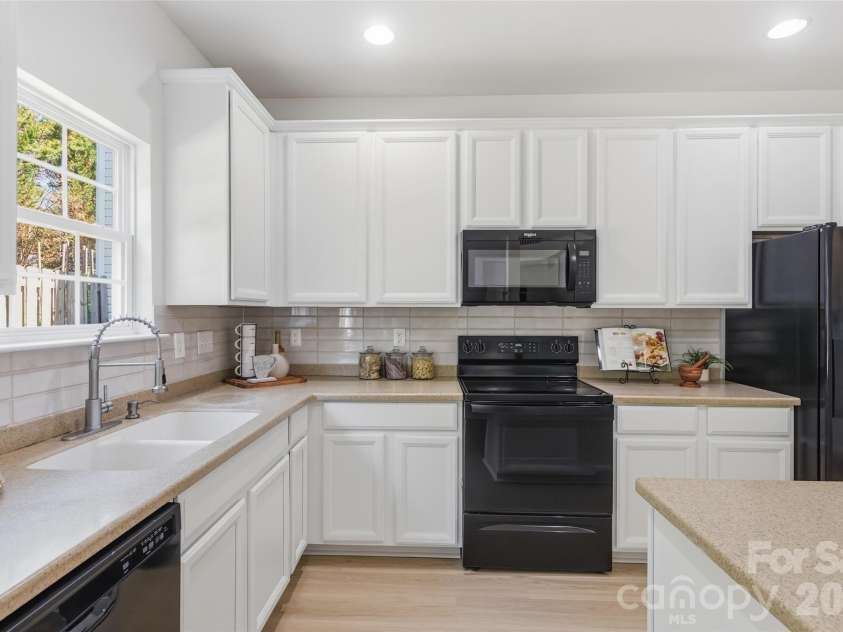 2700 Piersland Drive, Matthews, NC 28104.  MLS# CAR4390118, YatesRealty ID 32229. 
