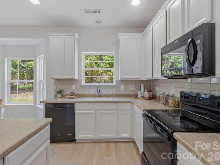 2700 Piersland Drive, Matthews, NC 28104.  MLS# CAR4390118, YatesRealty ID 32229. 