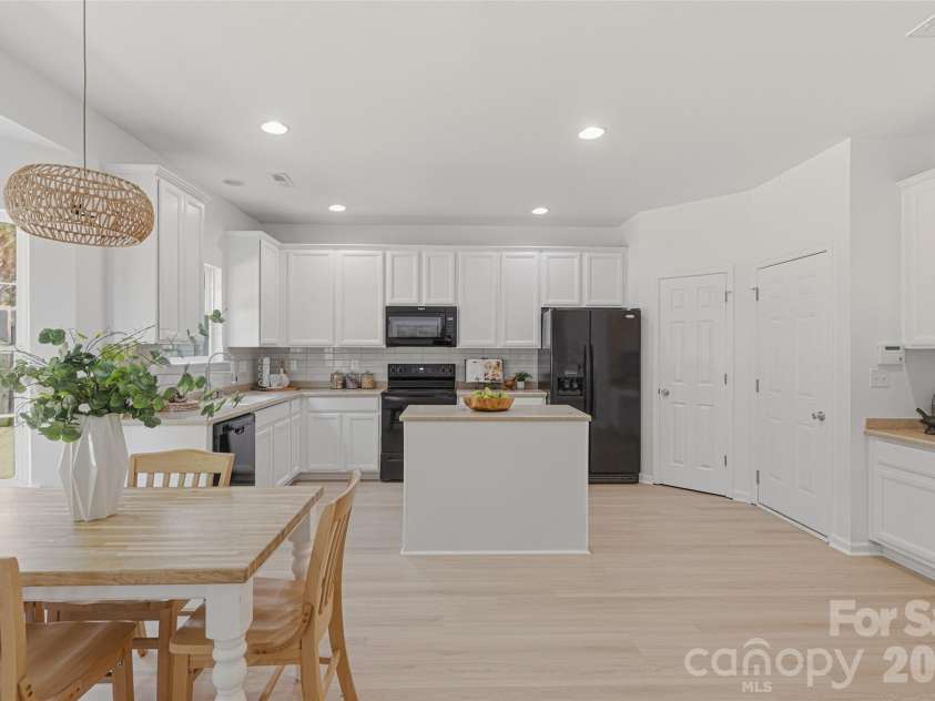 2700 Piersland Drive, Matthews, NC 28104.  MLS# CAR4390118, YatesRealty ID 32229. 