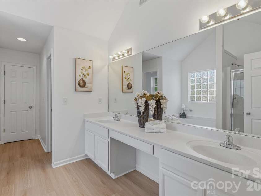 2700 Piersland Drive, Matthews, NC 28104.  MLS# CAR4390118, YatesRealty ID 32229. 