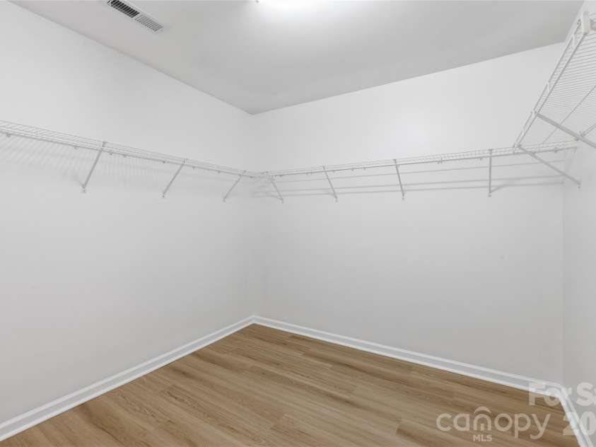 2700 Piersland Drive, Matthews, NC 28104.  MLS# CAR4390118, YatesRealty ID 32229. 