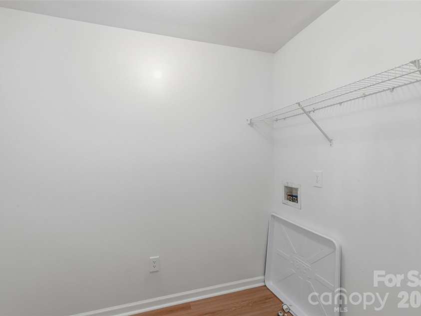 2700 Piersland Drive, Matthews, NC 28104.  MLS# CAR4390118, YatesRealty ID 32229. 