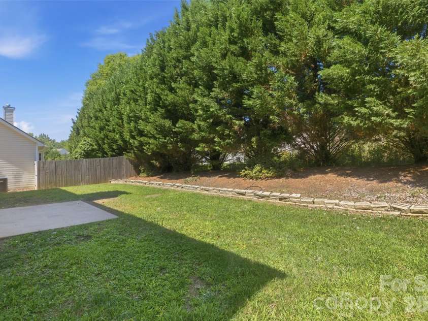 2700 Piersland Drive, Matthews, NC 28104.  MLS# CAR4390118, YatesRealty ID 32229. 