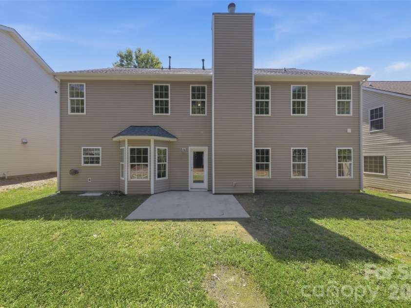 2700 Piersland Drive, Matthews, NC 28104.  MLS# CAR4390118, YatesRealty ID 32229. 
