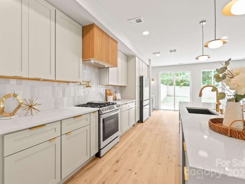 2733 Cowles Road, Charlotte, NC 28208.  MLS# CAR4271818, YatesRealty ID 32229. 